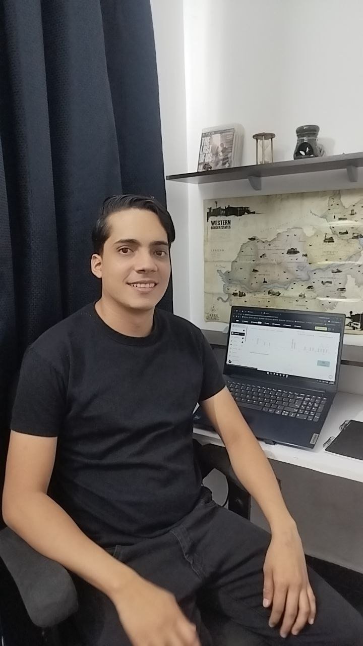 Jhonny Moreno en su oficina